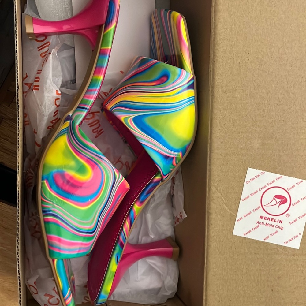 I am selling these heels only worn once, in great condition! Very nice heel.